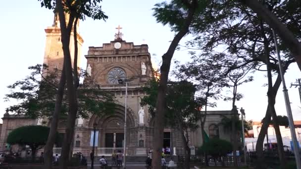 Manila, Fülöp-szigetek - 2017. február 6.: A homlokzat a Manila Cathedral, 1571-ben épít — Stock videók