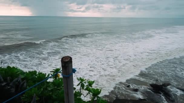 Захватывающий вид на побережье острова в океане во время прилива больших волн — стоковое видео