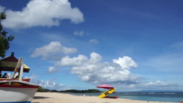 Krásná pláž slunečného dne: Nusa Dua Bali — Stock video