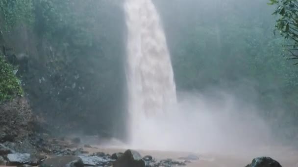 Krachtige waterval dat wierp het water, diep in de jungle tijdens het regenseizoen — Stockvideo