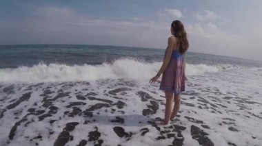 Фото на пляже со спины в платье Фото на пляже со спины в платье