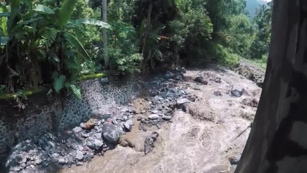 Špinavá řeka sestupuje z hor v džungli po dešti — Stock video