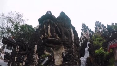 Yaz bulutlu günde, Bali Endonezya Lempuyang tapınağında güzel otantik heykeli