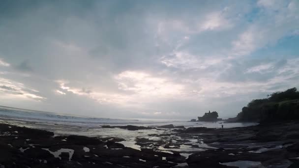 Egy lány, ami a fénykép-ra egy mozgatható telefon, szemben a gyönyörű táj, az óceán partján Bali — Stock videók
