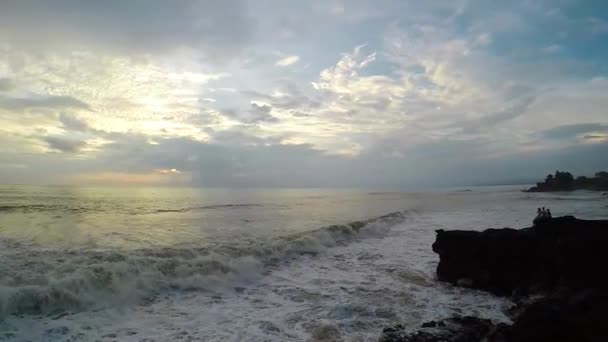 バリ、スローモーションで夕暮れ時の海岸の全景 — ストック動画