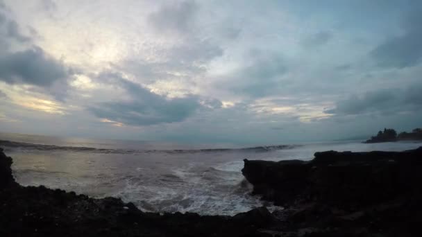 Timelapse no por do sol: oceano, céu e Tanah lote templo — Vídeo de Stock