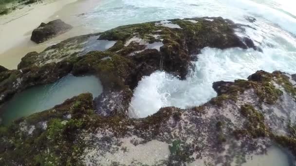 L'acqua viene reclutata in una fessura sulla spiaggia e spruzzata con forza — Video Stock