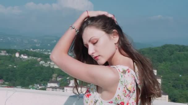 Bir yükseklikte bir terasta güzel genç kadın portresi — Stok video