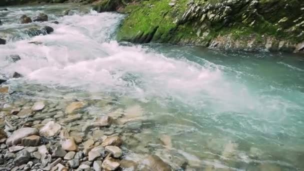 De rivier stroomt in de canyon — Stockvideo