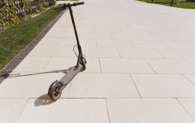 Çevresel mobil taşıma modu. Parkta elektrikli scooter, geniş açı.