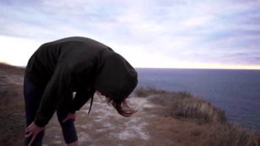 Doğadaki eğitimden sonra bitkin düşmüş bir kadın. Egzersiz yaptıktan sonra yorgunluk ve derin nefes alma.