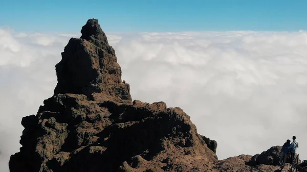 Havadan görünüm. Genç bir çift bulutların üzerindeki kayalıkların kenarında duruyor. Kamera bulutların üzerindeki büyük bir uçuruma doğru hareket ediyor. Gran Canaria, Kanarya Adaları, İspanya — Stok fotoğraf