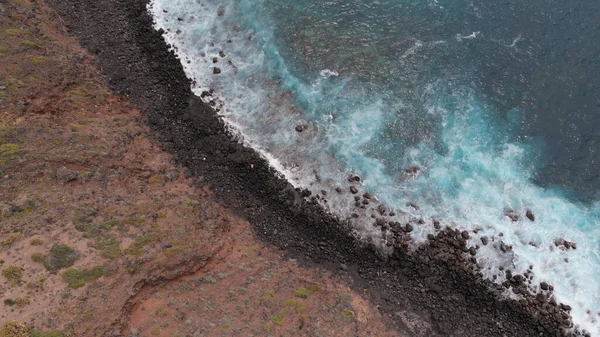 Bellissimi scatti aerei - costa di pietra, grandi onde e acqua turchese dell'Oceano Atlantico sull'isola di Tenerife, Spagna — Foto Stock