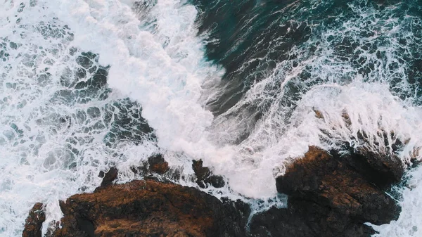Dramatyczny widok z lotu ptaka na piękną skałę na Oceanie Atlantyckim, odizolowany od Teneryfy, północnego wybrzeża, plaży Benijo, Hiszpania — Zdjęcie stockowe