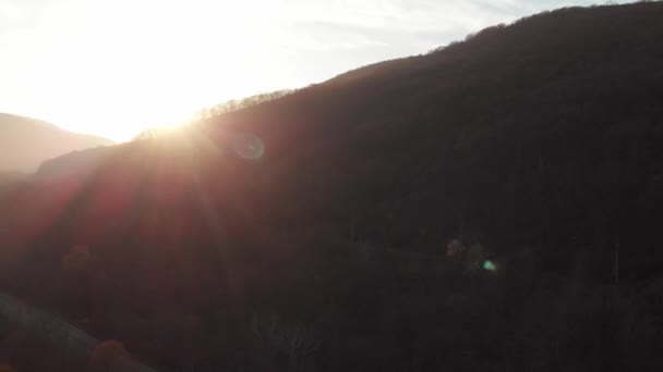 Прекрасний сонячний промінь через гори, вигляд з повітря. Ліс восени — стокове відео
