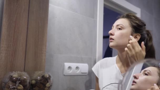 Retrato de una hermosa mujer relajada con la piel perfecta en el reflejo del espejo del baño — Vídeo de stock