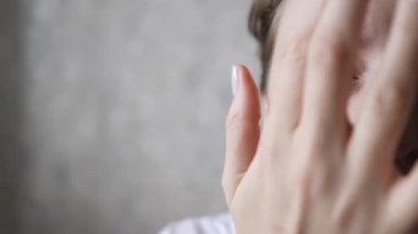 Yakından güzel bir kadının yarım yüzü. Kozmetik ameliyatlardan sonra mükemmel cilt masajı