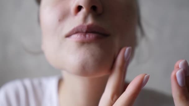 Hydraterende gezichtsverzorging - het gebruik van collageen voor genezing. Mooie jonge vrouw met schone huid maakt een wellness gezichtsbehandeling — Stockvideo