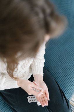 Sağlık ve bağışıklığı korumak için bitkisel ve doğal ilaçlar. Terapi ya da hastalığın önlenmesi. Kadınların elinde bir sürü uyuşturucu paketi var.