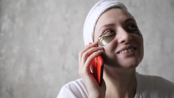 Gelukkige huisvrouw die aan de telefoon praat en glimlacht. Relax en schoonheidsbehandelingen in het weekend. Natuurlijke cosmetica — Stockvideo