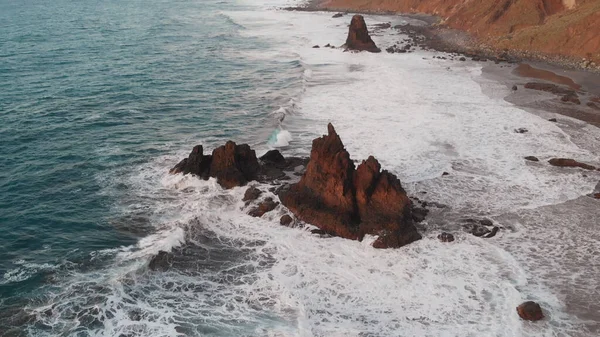 Повітряних. Кращий вид на північне узбережжя острова Тенеріфе, пляж Benijo. Хвилі гуркіт на ізольованих порід в океані і вулканічний піщаний пляж на заході сонця — стокове фото