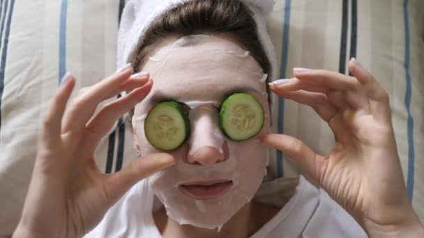 Cucumbers on female eyes. Moisturizing anti-aging and facial wrinkle treatment — Stock Video