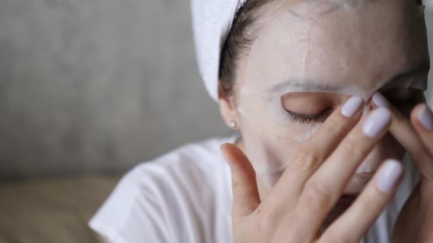Máscara facial de limpeza de poros. Hidratação da pele Eco. Menina suaviza máscara facial antes de aplicar maquiagem — Vídeo de Stock