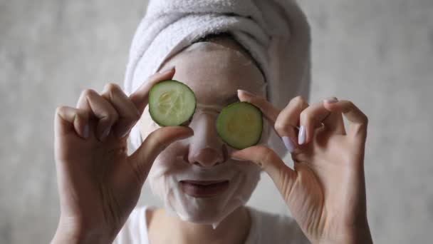 Portrait of a female mask, skin care cucumbers. Morning, fun and face hydration — Stock Video