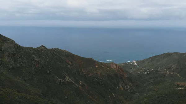 Aero - Tenerife kuzey kıyısında Anaga Milli Parkı güzel yeşil dağlar — Stok fotoğraf