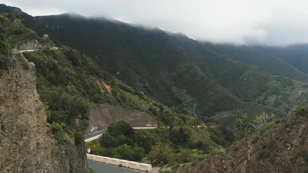 Aérien. Un vol cinématographique d'un drone à travers une crevasse en haute montagne - une vue panoramique sur la belle vallée verdoyante et la chaîne de montagnes. Tenerife, Espagne — Photo