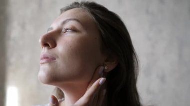 Dermatoloji, cilt tazeleme. Kadın yüz kozmetik ürünlerini ovuyor. Günlük krema