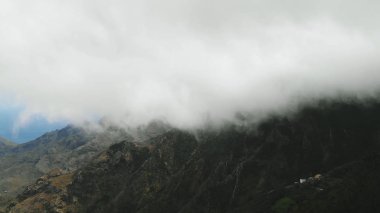 Hava. Güzel kalın ve yoğun bulutlar bir milli doğa parkı yeşil bir vadi üzerinde alçak sinek. Tenerife, Kanarya Adaları, İspanya.