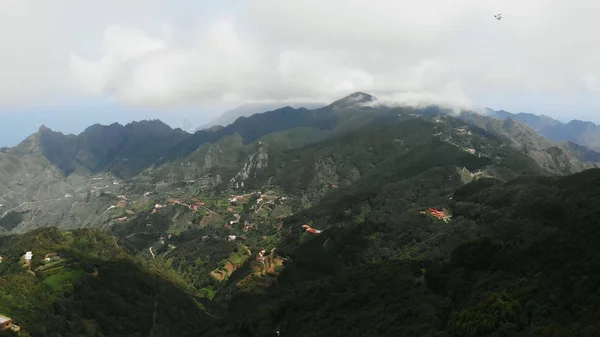 Vue aérienne d'une immense vallée à couper le souffle, située dans les basses terres des montagnes. Tenerife, parc national d'Anaga . — Photo