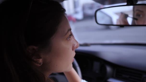 El concepto de belleza y atractivo. Cepillo de ojos, mujer en el coche. Cosméticos para pestañas — Vídeos de Stock