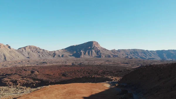 Havadan görünümü - Teide Milli Parkı, çöl, donmuş lav ve yüksek dağlar, volkanın ayak — Stok fotoğraf