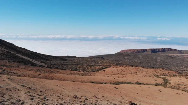 Letí přes pouštní krajinu na úpatí sopky. Marťanská nebo lunární krajina. Národní park Teide, Tenerife, Kanárské ostrovy, Španělsko — Stock fotografie