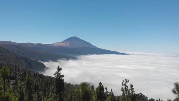 Yanardağ Teide ve bulutlar kaplı vadinin şaşırtıcı güzel hava görünümü. Teide National Park, Tenerife, Kanarya Adaları, Ispanya — Stok fotoğraf