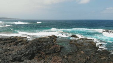 Atlantik Okyanusu'nun sıradışı sahili, turkuaz dalgalar ve ulaşılması zor bir plaj üzerinde uçuş. Tenerife, İspanya'nın havadan görünümü