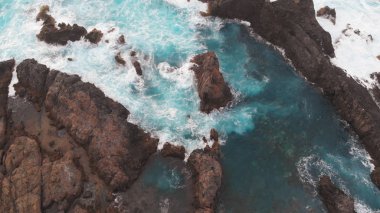 Volkanik kökenli Tenerife adasının büyük sahil. Drone atış.