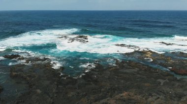 Güneşli bir günde volkanik kökenli sahil bir hava fotoğrafı. Kuzey Tenerife, Kanarya Adaları, İspanya