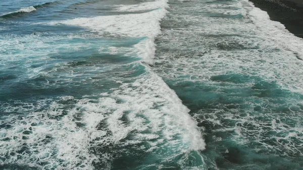 Vista aérea. Hermosas olas de color turquesa caen en la costa con arena negra. Tenerife, Playa del Socorro — Foto de Stock
