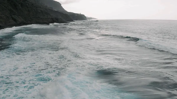 Кінематографічна повітряна думка. Північне узбережжя Тенеріфе, пляж і багато океанських хвиль, які утворюють піну. Канарські острови, Іспанія. — стокове фото