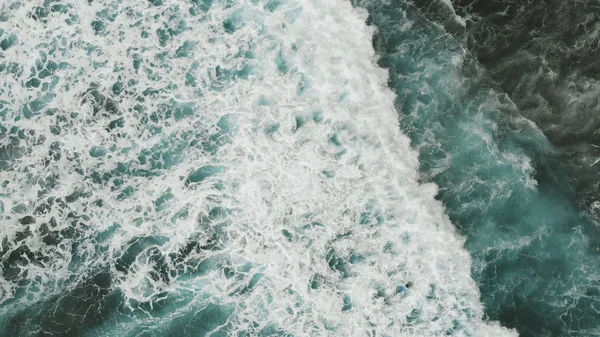 Una vista desde el dron hasta el impresionante océano turquesa y las grandes olas con espuma de mar. Atlántico, España — Foto de Stock