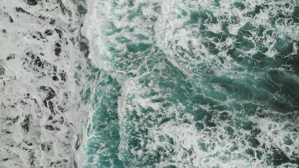 The texture of turquoise water after the waves from the height of the drones flight. Beautiful ocean — Stock Photo, Image