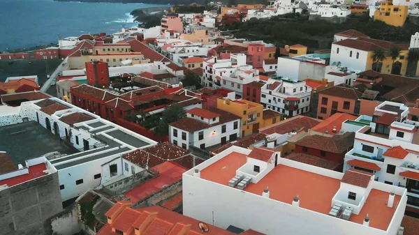Widok z lotu ptaka o zachodzie słońca-pomarańczowe dachy hiszpańskich domów w małym miasteczku Garachico, u wybrzeży Oceanu Atlantyckiego. Turystyczne miejsce, gdzie przychodzą na kolor narodowy — Zdjęcie stockowe