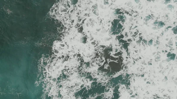 Vista aérea de arriba hacia abajo de las ondas oceánicas y las olas con espuma — Foto de Stock