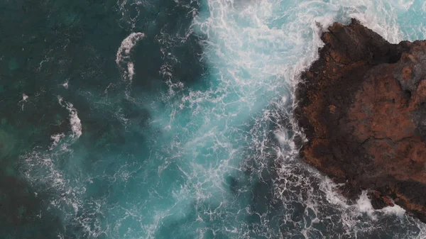 Krásný výhled na bouřlivý oceán a útes u pobřeží ostrova Tenerife. Letecká fotografie — Stock fotografie