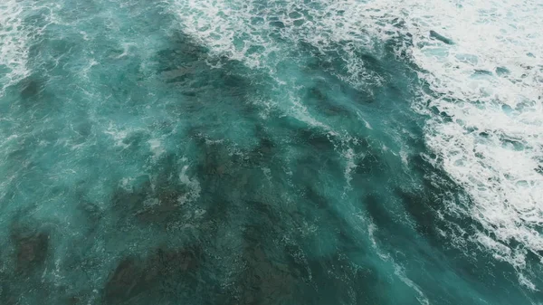 Зверху вниз вид бірюзового води Атлантичного океану — стокове фото