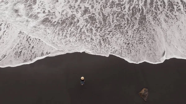 Bella vista dall'alto verso il basso fino alla ragazza che va nell'Oceano Atlantico sulla sabbia nera di origine vulcanica. Vista aerea. Tenerife, Spagna — Foto Stock