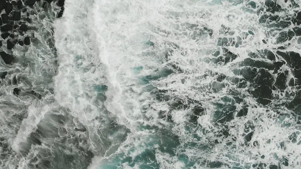 Vista aérea. Muy hermosa vista de la costa atlántica, color aguamarina de las olas que caen en la playa de origen volcánico, Tenerife, España — Foto de Stock
